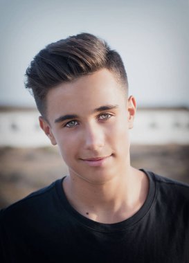 Yakından bakınca yakışıklı bir adamın portresi..