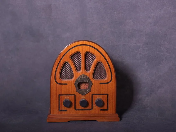Eskimiş bir arka planda eski bir radyo. — Stok fotoğraf