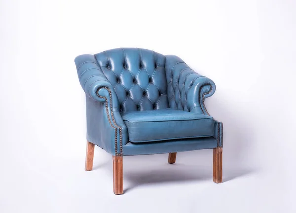 经典的深蓝色皮革扶手椅，白色背景，有裁剪路径 — 图库照片