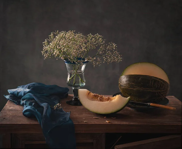 Hermosa naturaleza muerta con melón en tonos azules . — Foto de Stock