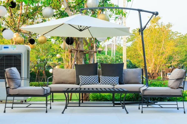 Tavoli e sedie da caffè all'esterno con grande ombrellone bianco e pianta — Foto Stock