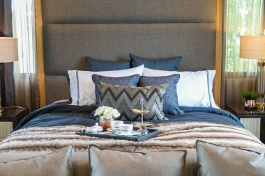 Yatak birçok yastık ile çay seti