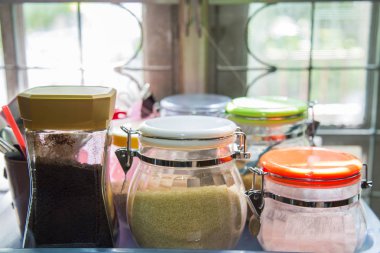 Bir kavanoz krema şeker kahve bir plastik tepsi.