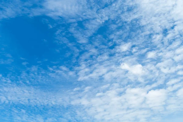 Mavi gökyüzünde beyaz bulutlar