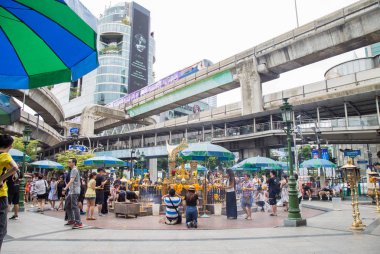 Birçok kişi için dua ve ibadet Erawan, Erawan Tapınak için gel