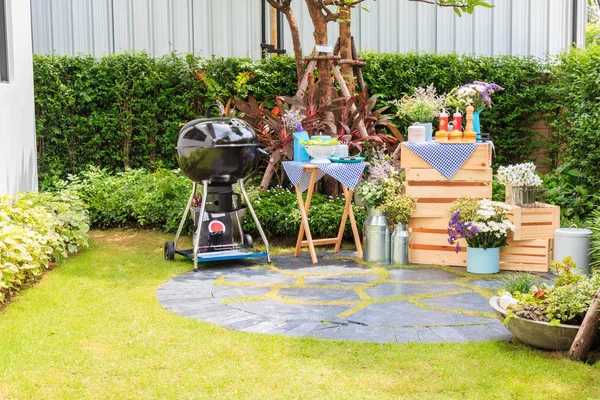 Barbecue nel giardino di casa . — Foto Stock