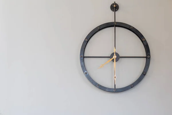 Orologio orologio in metallo con sfondo grigio parete — Foto Stock