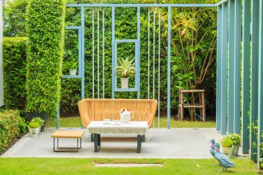 Evin yanındaki küçük bir bahçe tabloda çay seti.