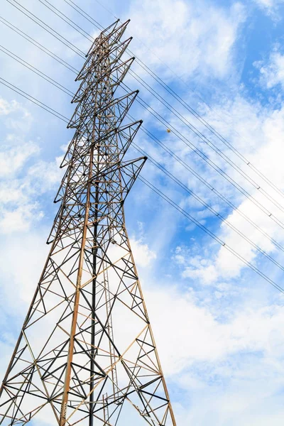 Högspänning towers har himmel och moln bakgrund. — Stockfoto