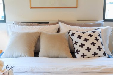 Yatak birçok yastıklar çerçeve ve gelen hafif bir resim var 