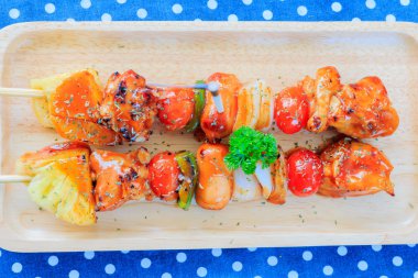 Barbekü ahşap tepsi hizmet vermeye hazır.