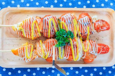 Barbekü ahşap tepsi hizmet vermeye hazır.