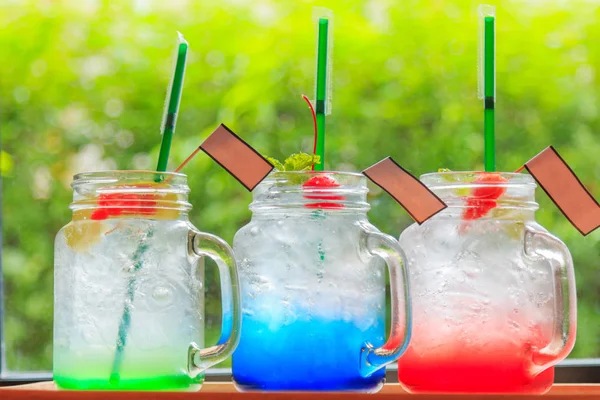 Acqua potabile colorata Soda alla fragola Soda alla mela e Haw blu — Foto Stock
