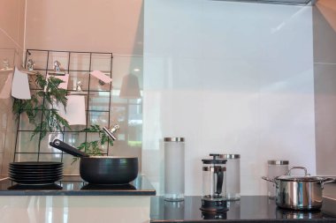 Birçok yemek mutfak eşyaları ile yığılmış.