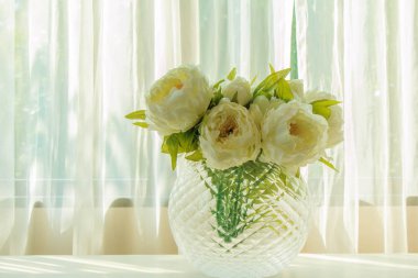 Cam vazo içinde yapay çiçek