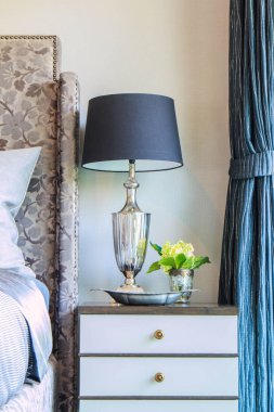 Yatak odasında yatağın baş soyut lamba