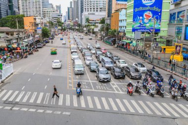 Bangkok, Tayland - 25 Temmuz 2017: Bir adam siyah gömlek Cros giymek