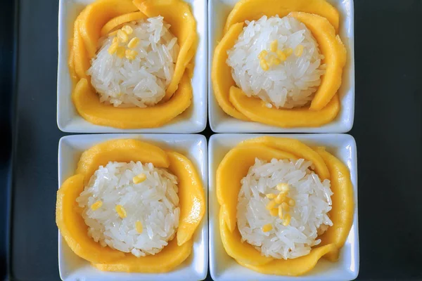 Słodkie mango z lepki ryż serwujemy na białym talerzu — Zdjęcie stockowe