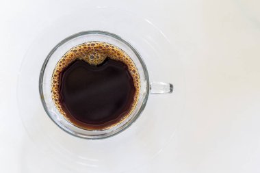 Beyaz masa üzerinde cam siyah kahve