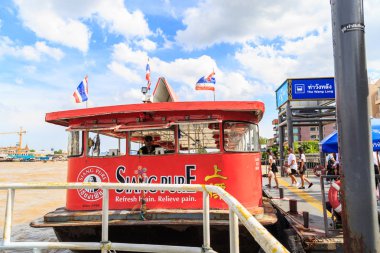 Chao Phraya Nehri feribot yolcu için bekleyen yerleştirme 