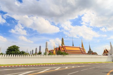 WAT Pra Kaew grand palace karşı bulutlar ve mavi gökyüzü VI