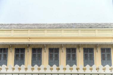 Satırı pencerenin yağmur ile grand Palace görünümünden düşmek 