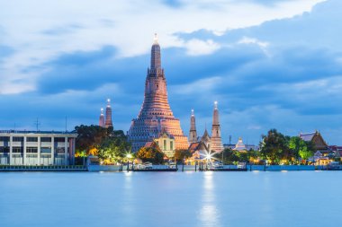 Günbatımında Wat Arun Bangkok Tayland.