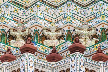 Şafak Wat Arun Tapınağı'nda dev heykeller kalıpları