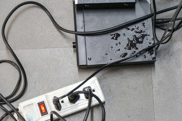 Elektrikli ev aletleri ve teller ıslak.