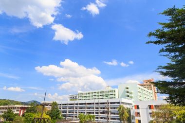 A öğrenci yurtları ve dağ bir gökyüzü ve bulutlar yaz aylarında