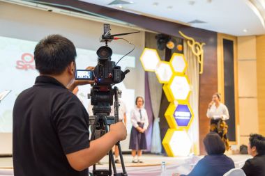 Bir erkek video shooter competit sahnede öğrenciler kayıt