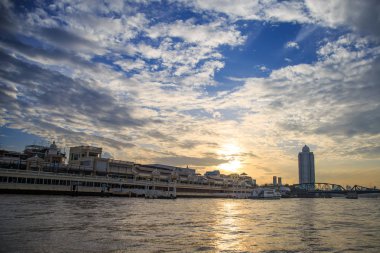 Chao Phraya riverfont görünümünden Express tekne ile gün ışığına.
