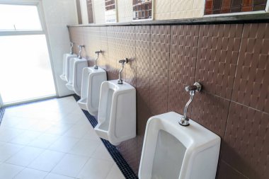 Erkekler tuvaletinde urinall hattı.