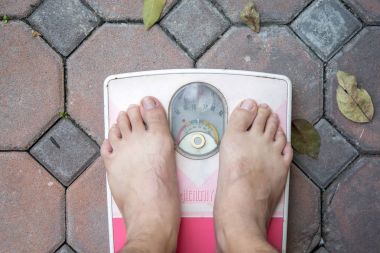 Erkek ayak aparatı ağırlığında bir pembe üzerinde  