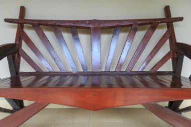 Karo zemin üzerinde ahşap tezgah yakın 