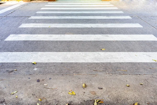 具体的な道路に白い横断歩道の視点. — ストック写真