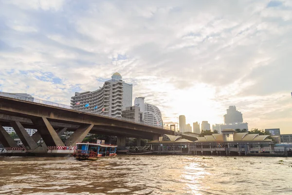 Trajekt je ukotvení na Chao Phraya River na ráno. — Stock fotografie