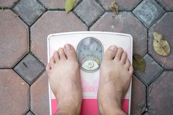 Erkek ayak aparatı ağırlığında bir pembe üzerinde  