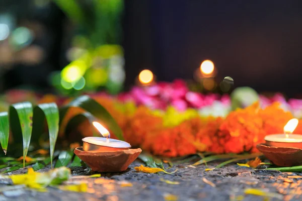 Um chá velas de luz na rua com flores à noite — Fotografia de Stock