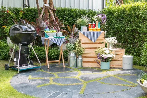 Grill im heimischen Garten. — Stockfoto