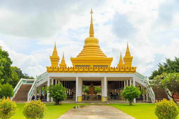 Пагода на даху регіоні буддійського храму з хмар та синього неба — стокове фото
