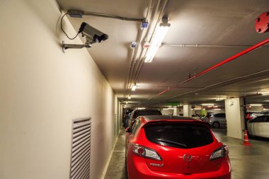 Bir Cctv kamera kapalı kapalı otopark duvarına yüklü