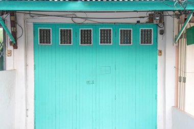 Eski güzel mavi açık kapı ve beyaz duvarlar.