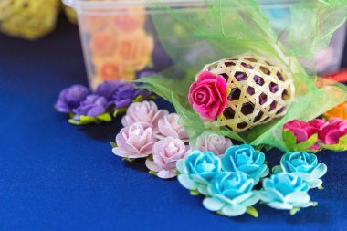 Bir potpuri sepet örgüsü ve mavi f üzerinde yapay çiçekler