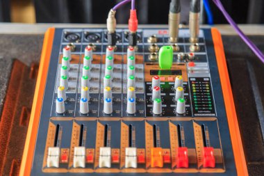 Bir ekolayzer Mikser denetleyicisi topuzlar ve sürgü mini için ev