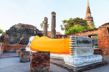 Eski bir harabe yatan Buda heykeli Tapınağı o ile