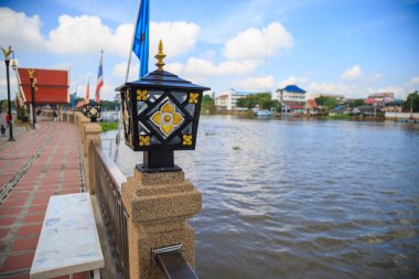 Bir mesaj en iyi ışık riverfront Wat Phananchoeng.