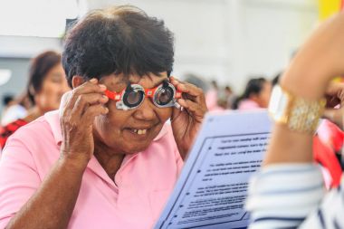 Deneme çerçeveler gözlerinden test yaşlı bir Asya kadın.