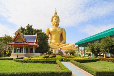 Büyük altın Buddha heykeli Wat Muang, karşı bir bulutlar ve