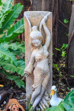  Bahçedeki ağaçlar bir peri heykeli ve ördek bebek.
